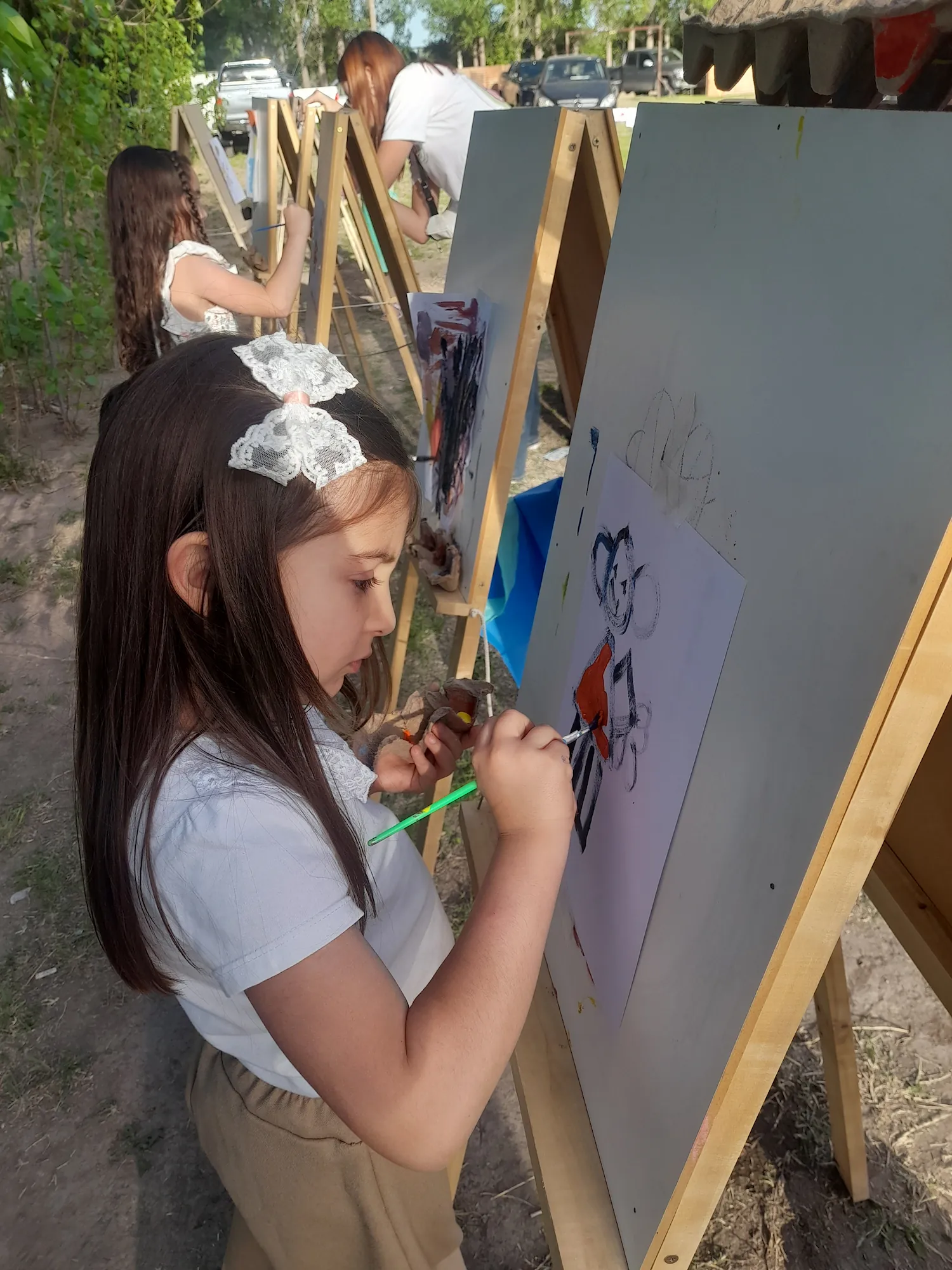 Niños pintando